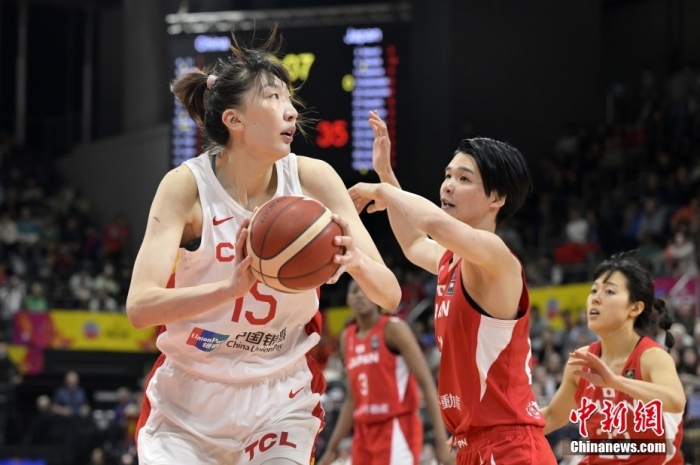 北京時間7月2日，中國女籃在2023女籃亞洲杯決賽中以73:71擊敗衛冕冠軍日本隊，時隔12年后重獲亞洲杯冠軍。圖為中國隊韓旭(白衣15號)在比賽中。圖/視覺中國