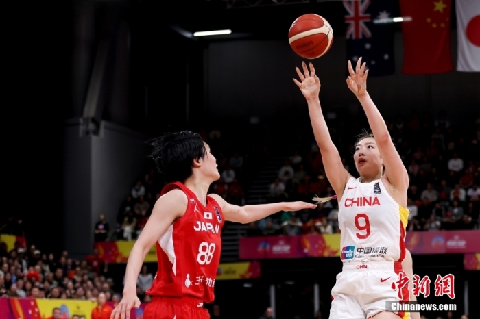 北京時間7月2日，中國女籃在2023女籃亞洲杯決賽中以73:71擊敗衛冕冠軍日本隊，時隔12年后重獲亞洲杯冠軍。圖為中國隊李夢(白衣9號)投籃。圖/視覺中國