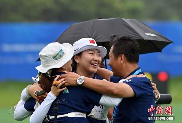 图为中国队选手李新鑫(中)在女子反曲弓团体半决赛后庆祝晋级决赛。<a target=