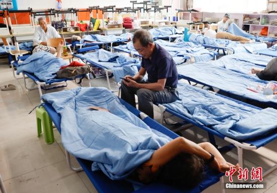 Beijing readies shelters, relocates flood victims
