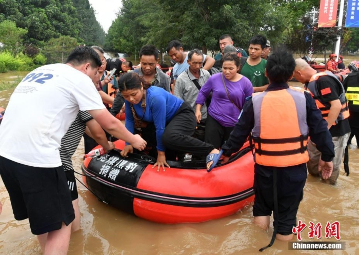 8月2日,河北省涿州高新技术产业开发区积水路段,受困人员陆续被救出。<a target='_blank' href='/'>中新社</a>记者 翟羽佳 摄 8月2日,河北省涿州高新技术产业开发区积水路段,受困人员陆续被救出。<a target='_blank' href='/'>中新社</a>记者 翟羽佳 摄