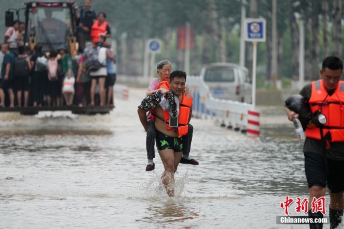 8月2日,救援人员背着一名老人涉水转移。当日,多支消防救援力量在河北省涿州市码头镇救援转移受灾民众。<a target='_blank' href='/'>中新社</a>记者 崔楠 摄 8月2日,救援人员背着一名老人涉水转移。当日,多支消防救援力量在河北省涿州市码头镇救援转移受灾民众。<a target='_blank' href='/'>中新社</a>记者 崔楠 摄