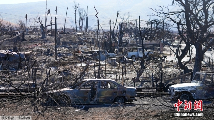 當地時間8月13日，美國夏威夷毛伊島拉海納幾乎被夷為平地，昔日度假小鎮“不復存在”。美國夏威夷州州長當地時間8月12日表示，夏威夷毛伊島野火已造成至少89人死亡，遇難者人數預計仍將上升。美國媒體稱，此次野火是夏威夷自1959年建州以來死亡人數最多的自然災害，也是美國近年來死傷最嚴重的野火災害。