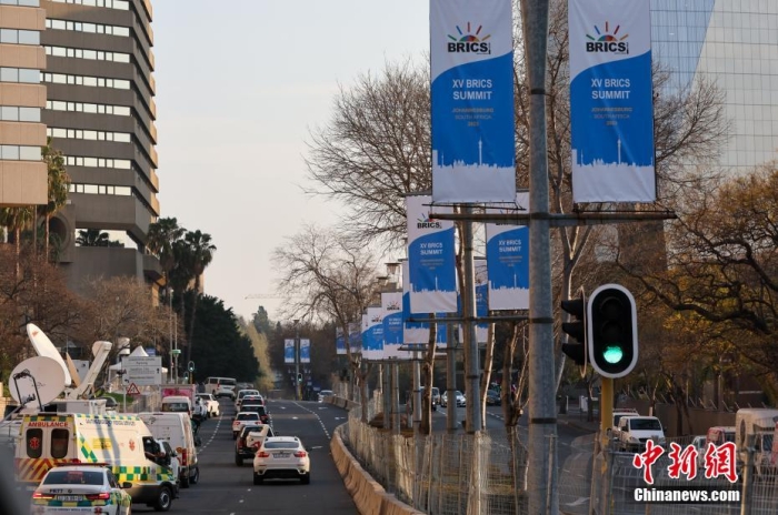 当地时间8月20日，南非约翰内斯堡大街上悬挂着金砖峰会条幅。金砖国家领导人第十五次会晤将于南非约翰内斯堡举行。<a target='_blank' href='/'>中新社</a>记者 盛佳鹏 摄