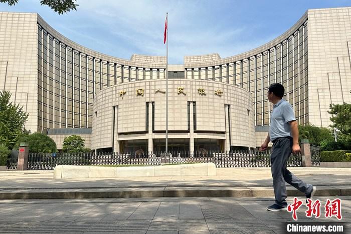9月1日，市民经过位于北京的中国人民银行。中国央行当日发布消息称，为提升金融机构外汇资金运用能力，其决定，自2023年9月15日起，下调金融机构外汇存款准备金率2个百分点，即外汇存款准备金率由现行的6%下调至4%。 <a target='_blank' href='/'>中新社</a>记者 蒋启明 摄