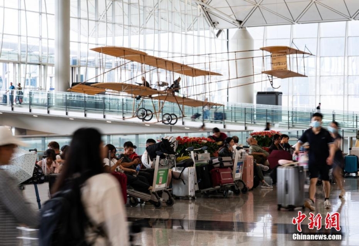 9月2日下午，随着台风“苏拉”逐渐远离，香港国际机场的进出港航班陆续恢复。图为机场出发大厅内休息及往来的旅客。<a target='_blank' href='/'>中新社</a>记者 侯宇 摄