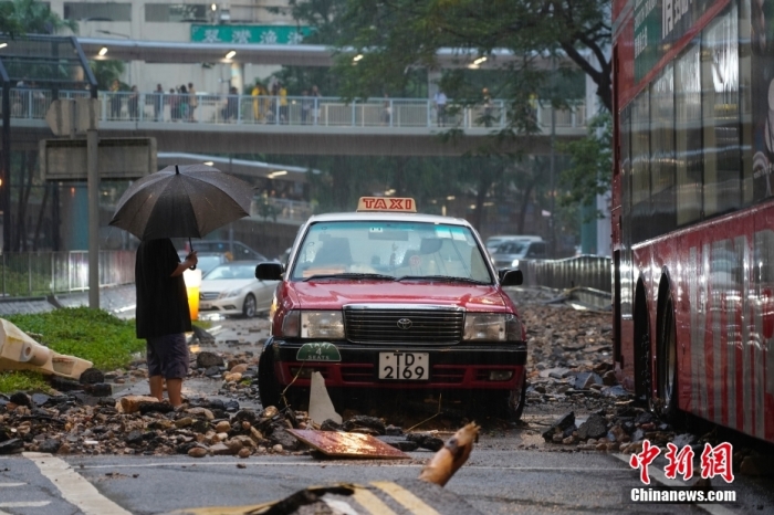 9月8日上午，香港特别行政区港岛柴湾地铁站附近路面出现泥泞积水，有车辆受损停驶。<a target='_blank' href='/'>中新社</a>记者 侯宇 摄