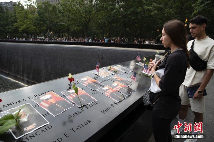 当地时间2023年9月11日，“9·11”事件22周年纪念日，纽约民众在世贸中心遗址以自己方式缅怀遇难者。
中新社
记者 廖攀 摄