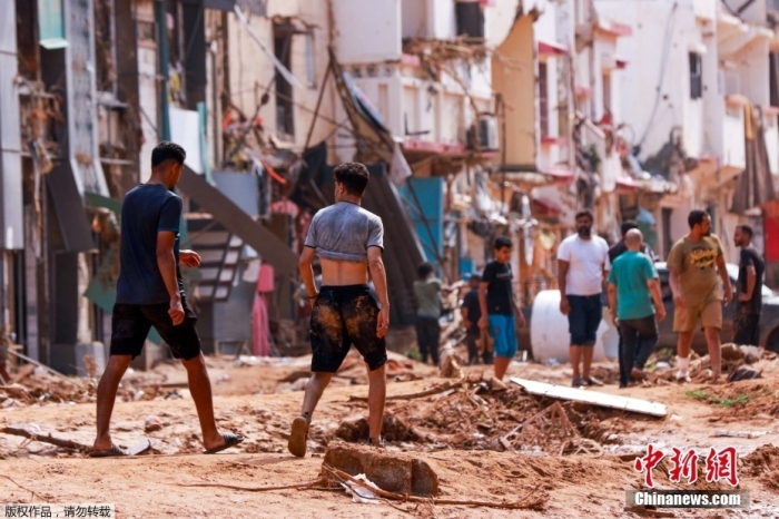 当地时间12日，利比亚德尔纳市被洪水侵袭后的街道。