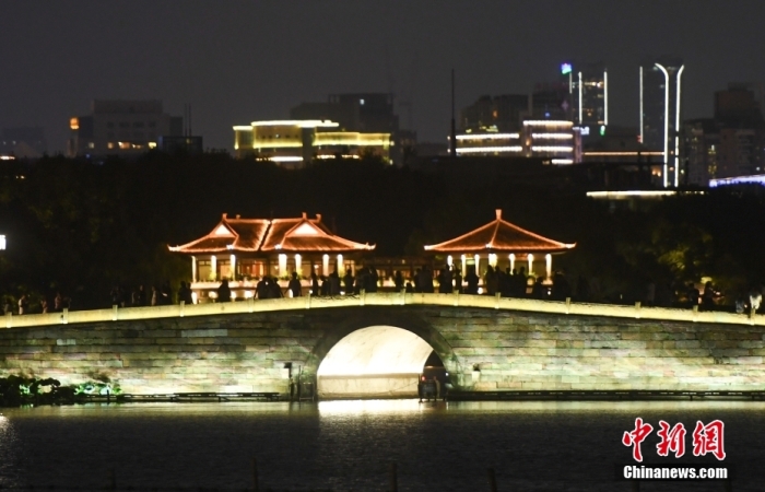 资料图：杭州西湖夜景。<a target='_blank' href='/'>中新社</a>记者 王刚 摄