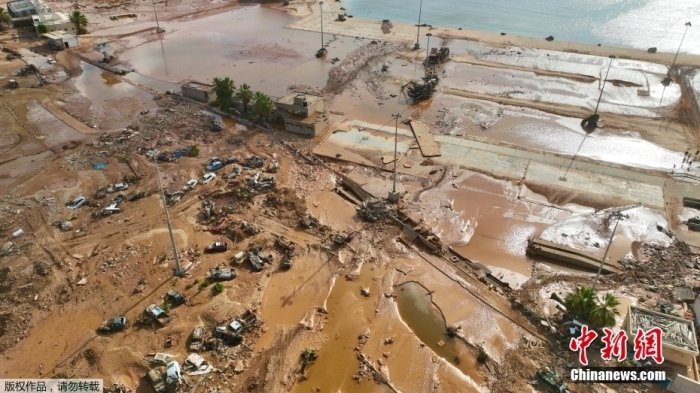 图为航拍利比亚德尔纳市陷入一片泥泞之中。