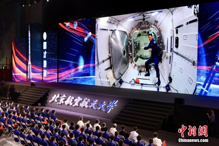 9月21日，“天宫课堂”第四课在中国空间站正式开讲，神舟十六号航天员景海鹏、朱杨柱、桂海潮进行授课，这是中国航天员首次在梦天实验舱内进行授课。
中新社
记者 易海菲 摄