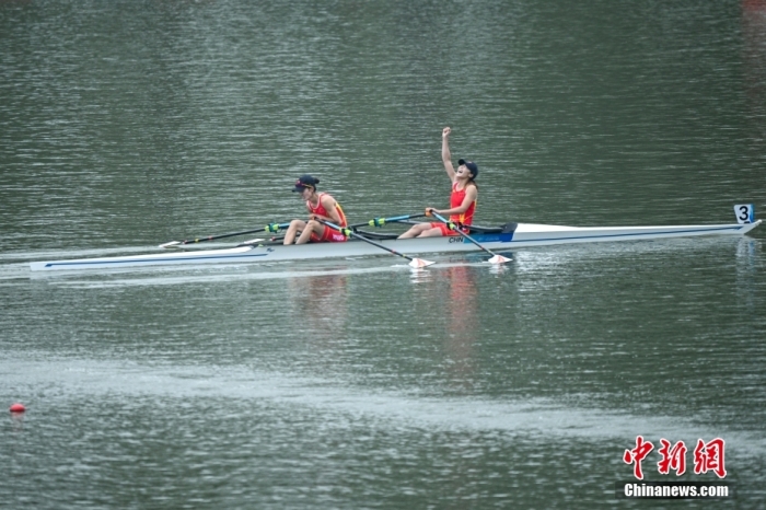 中国组合邹佳琪（右）、邱秀萍以7分06秒78的成绩夺冠。这是本届亚运会的首枚金牌。a target='_blank' href='/'中新社/a记者 王刚 摄
