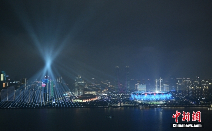 9月23日，杭州第19届亚运会开幕式在浙江杭州奥体中心体育场举行。图为璀璨灯光秀点亮钱塘江夜空。中新社记者 王刚 摄