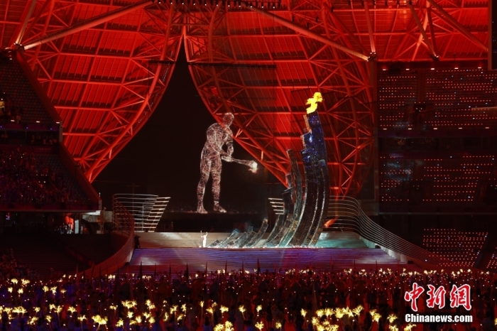 9月23日，杭州第19屆亞運會開幕式在浙江杭州奧體中心體育場舉行。圖為火炬點燃儀式。<a target='_blank' href='/'>中新社</a>記者 富田 攝