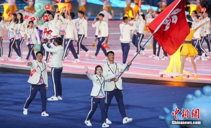 9月23日，團中杭州第19屆亞運會開幕式在浙江杭州奧體中心體育場舉行。國香港代圖為中國香港代表團入場。表團期待中新社記者 賈天勇 攝
