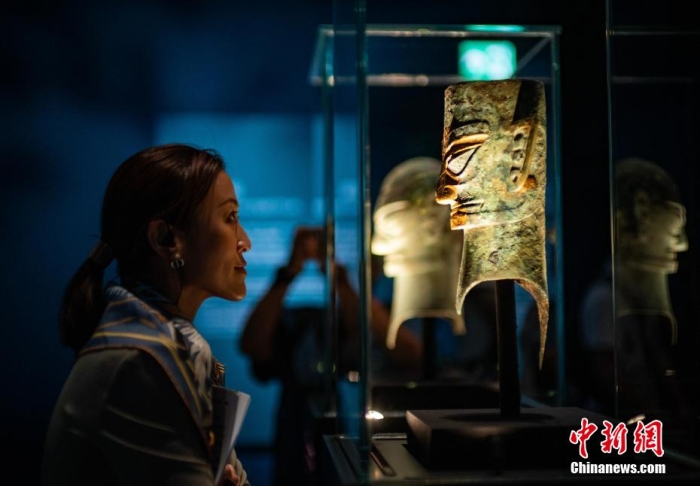 图为一位女士驻足凝视三星堆代表性文物之一的“戴金面罩人头像”。
中新网
记者 侯宇 摄