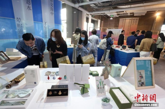 9月28日，“一带一路，文明之桥”图书文创展在北京图书大厦开幕，图为观众参观展览。
中新社
记者 张宇 摄