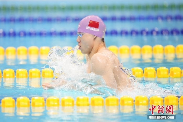 9月28日，杭州第19届亚运会男子200米蛙泳决赛在杭州奥体中心游泳馆举行，中国选手覃海洋以2分07秒03打破亚运会纪录获得金牌。
中新社
发 史春阳 摄