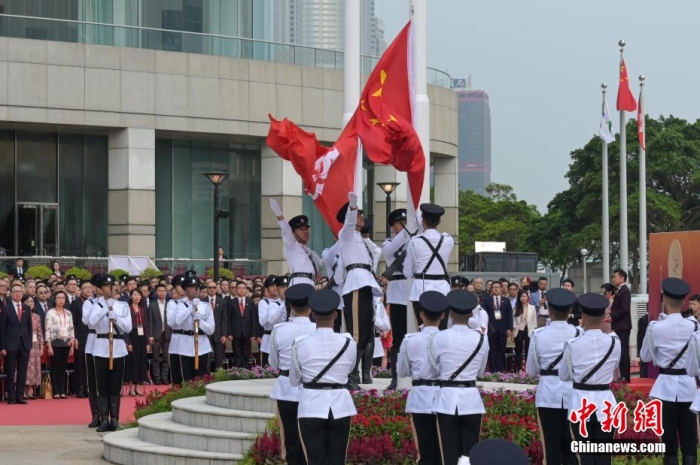 10月1日上午@*%%@，香港特区政府在金紫荆广场举行升旗仪式@@#%#，庆祝中华人民共和国成立74周年*@@*。中新网记者 陈永诺 摄