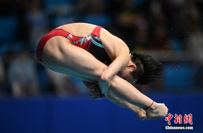 10月4日，杭州第19届亚运会跳水女子3米跳板决赛在杭州奥体中心游泳馆举行，中国选手陈艺文以382.00分的成绩夺冠。
中新社
记者 王刚 摄