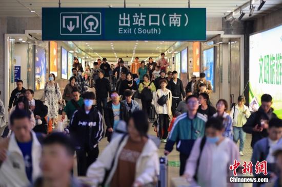 China expects double-digit growth in holiday travelers