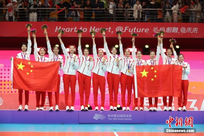 10月7日，杭州第19届亚运会女子排球决赛在杭州师范大学（仓前校区）体育馆举行，中国队3比0战胜日本队，获得金牌。
中新社
记者 汤彦俊 摄