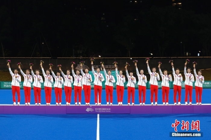 10月7日，杭州第19届亚运会女子曲棍球决赛在拱墅运河体育公园体育场举行，中国队以2比0战胜韩国队获得金牌。图为颁奖仪式。
中新社
记者 富田 摄