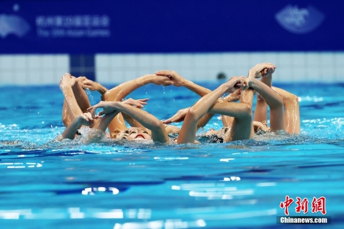 10月8日，杭州亚运会花样游泳集体自由自选比赛在杭州奥体中心游泳馆结束。结合技巧自选和技术自选比赛成绩，中国队以868.9676的总分获得第一，为中国代表团斩获第201枚金牌。
中新社
记者 汤彦俊 摄