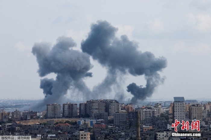 图为当地时间10月10日，加沙地带遭空袭，滚滚浓烟涌出。