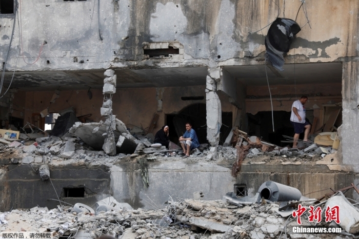 图为当地时间10月10日，加沙地带一栋受损住宅楼的景象。