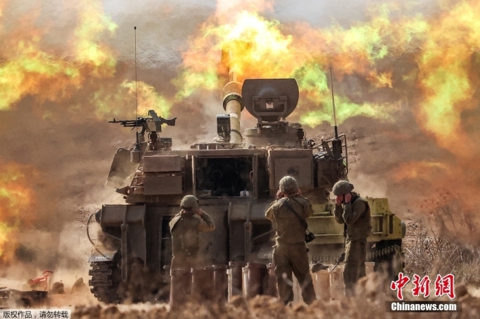 资料图：巴以新一轮冲突期间，以色列军队在以色列南部与加沙边界附近发射炮弹。