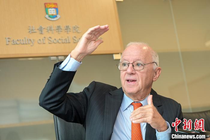 10月17日，美中关系全国委员会会长欧伦斯(Stephen A. Orlins)到访香港大学中国制度研究中心，并出席交流座谈会，就中美关系的最新发展作交流。图为欧伦斯出席交流座谈会。 <a target='_blank' href='/'>中新社</a>记者 陈永诺 摄