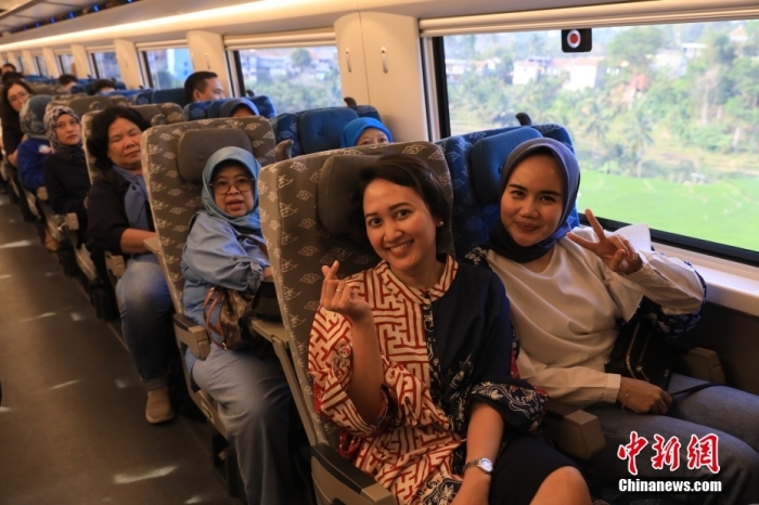 当地时间10月17日，正在行驶的列车上的乘客。当日，印尼雅加达至万隆高速铁路正式开通运营。这标志着印尼迈入高铁时代，中印尼共建“一带一路”取得重大标志性成果。
中新社
记者 李志全 摄