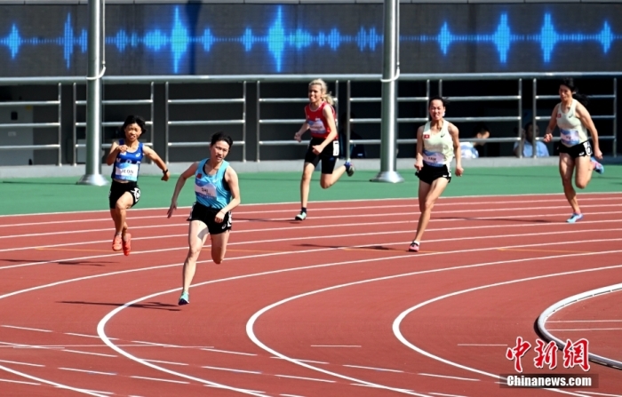 10月23日，杭州第4届亚洲残疾人运动会田径女子200米-T36决赛在黄龙体育中心体育场举行，中国选手史逸婷以28秒17的成绩获得冠军并创造该项目新的世界纪录。图为史逸婷(左二)在比赛中。
中新社
记者 吕明 摄