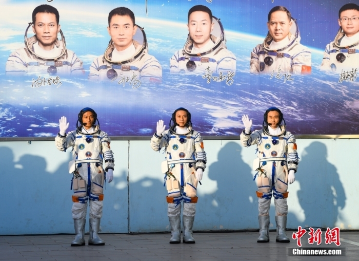 北京时间2023年10月26日8时24分，神舟十七号载人飞行任务航天员乘组出征仪式在酒泉卫星发射中心问天阁圆梦园广场举行。 汪江波 摄