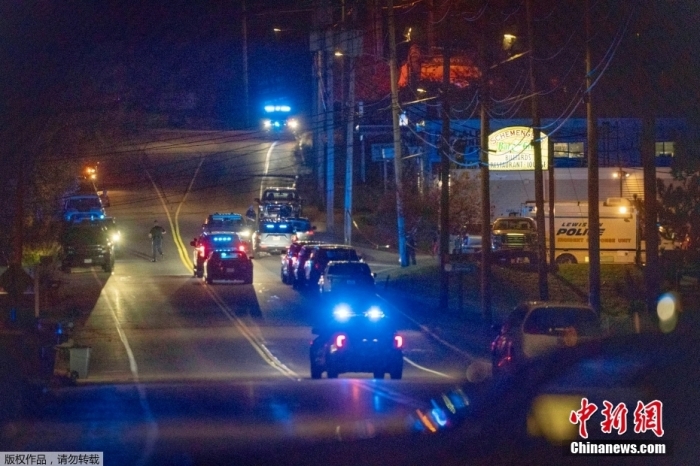 当地时间10月25日晚，美国缅因州刘易斯顿(lewiston)发生多起枪击事件。图为警方在事发地点巡逻。