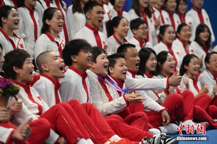 10月27日，杭州亚残运会游泳项目的比赛全部结束，中国队共获得56金52银42铜，队员们在赛后进行庆祝。图为中国队队员欢呼、合影。
中新社
记者 王刚 摄