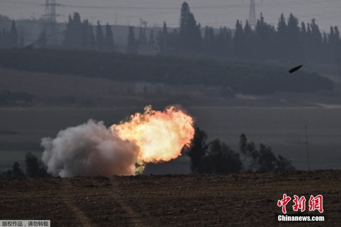 图为当地时间10月28日，以军部队向加沙地带发射炮弹。
