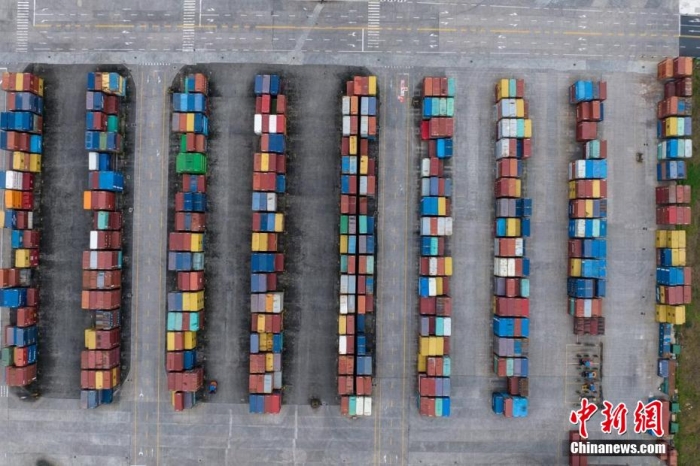 资料图：码头堆满了集装箱货物。记者 刘忠俊 摄