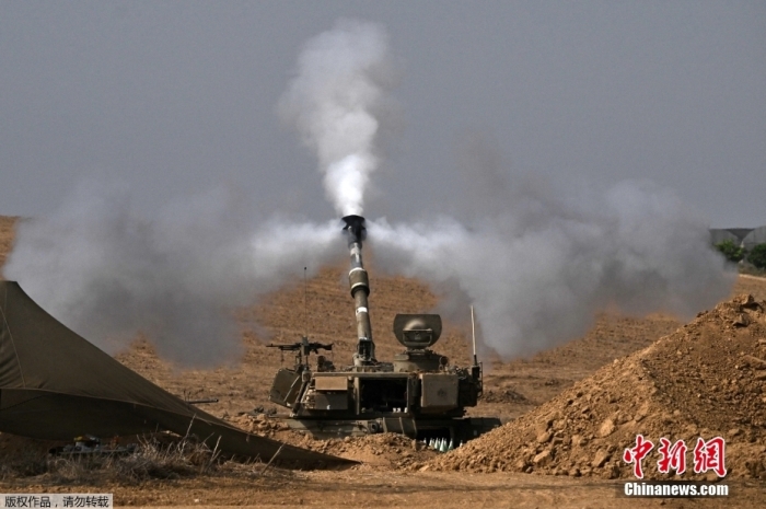 當地時間10月28日，以色列總理內塔尼亞胡表示，針對哈馬斯的第二階段作戰已經開始。當地時間27日晚和28日凌晨，以軍兵、戰斗工程部隊和坦克等地面部隊進入加沙地帶，進行了有限的地面軍事行動。圖為當地時間10月28日，以軍部隊向加沙地帶發射炮彈。