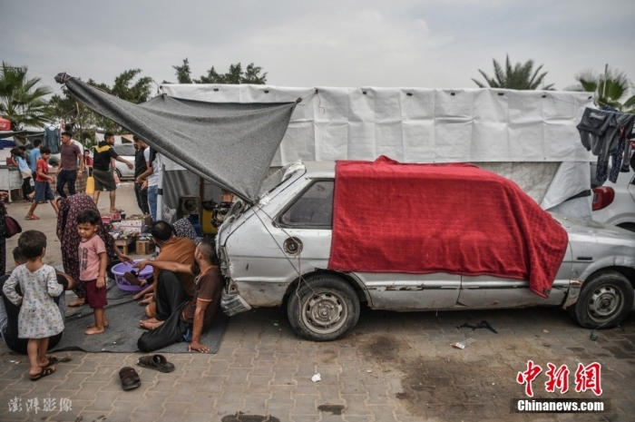 當地時間10月29日，加沙汗尤尼斯，巴以沖突持續，當地遭以色列襲擊后，流離失所的當地民眾在困難條件下艱難求生。因家園被摧毀，他們選擇住在汽車內或是搭起的臨時帳篷。圖/ICphoto