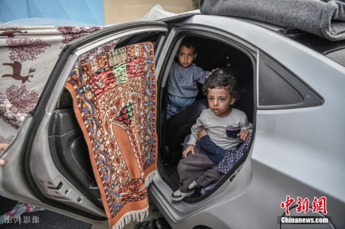 当地时间10月29日，加沙汗尤尼斯，巴以冲突持续，当地遭以色列袭击后，流离失所的当地民众在困难条件下艰难求生。因家园被摧毁，他们选择住在汽车内或是搭起的临时帐篷。图/icphoto