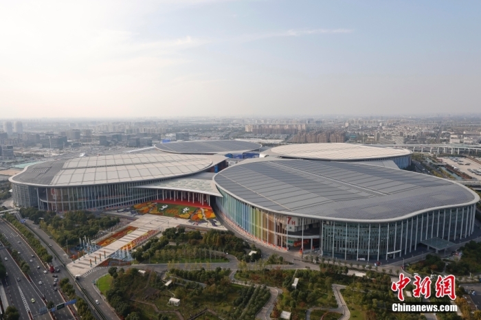 11月3日，航拍国家会展中心(上海)。第六届中国国际进口博览会将于11月5日至10日在国家会展中心(上海)举行，主题为“新时代共享未来”。
中新社
记者 殷立勤 摄