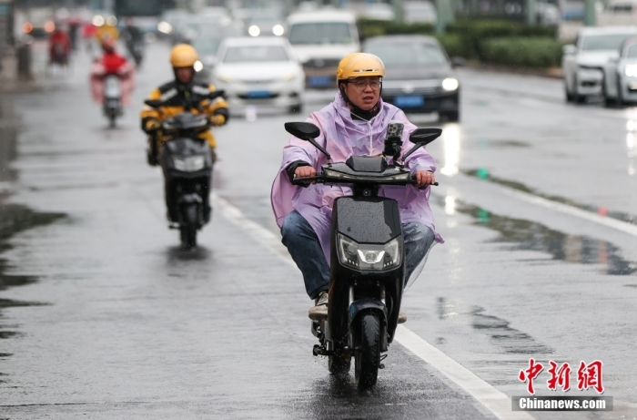 11月5日，外卖小哥冒雨送餐。当日，北京受寒潮天气影响，出现明显降雨降温。这是北京在今年下半年迎来的首个寒潮天气。
中新社
记者 贾天勇 摄