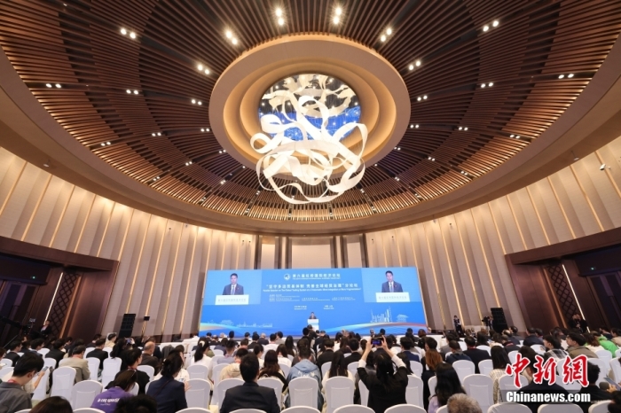 11月6日，第六届虹桥国际经济论坛“坚守多边贸易体制 完善全球经贸治理”分论坛在上海举行。
中新社
记者 杨可佳 摄