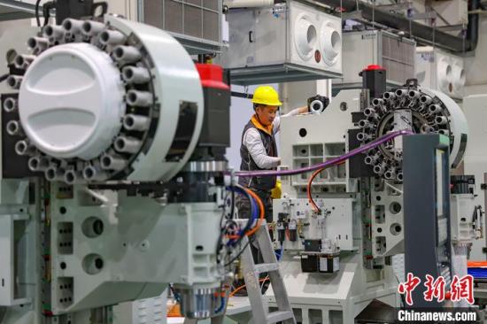 China's January factory activity rebounds slightly
