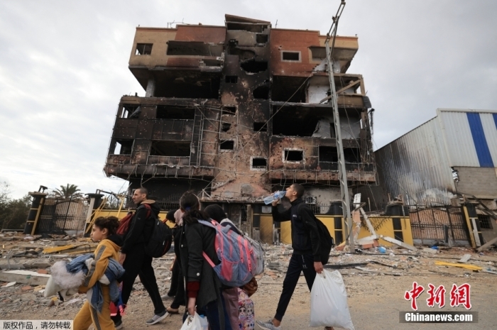 当地时间11月19日，加沙地带南部zeitoun地区的民众迁移躲避战火。