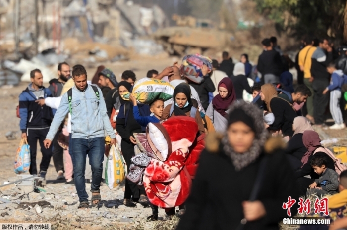 當地時間11月19日，加沙地帶南部Zeitoun地區的民眾遷移躲避戰火。19日，以色列軍隊繼續推進在加沙地帶的地面行動。