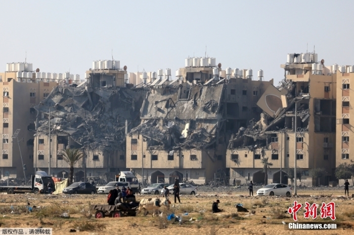 当地时间12月2日，加沙地带南部汗尤尼斯hamad居民区的民众逃离家园。